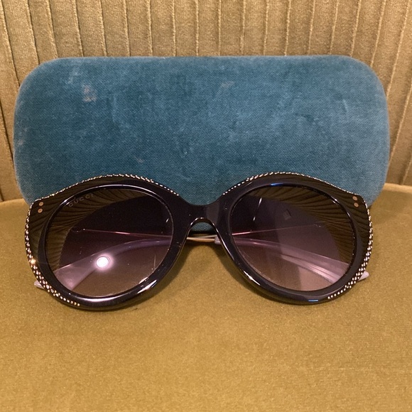 Gucci Cat Eye Sunglasses w / swarovski crystals - Picture 5 of 5
